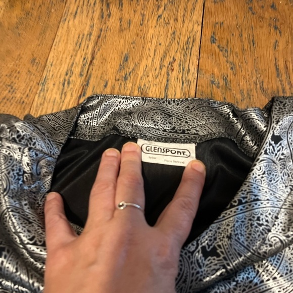 🩶 GLENSPORT by Pierre Bertrand – Silver Paisley Tie-Front Top Estimated Size S/M - Picture 2 of 6